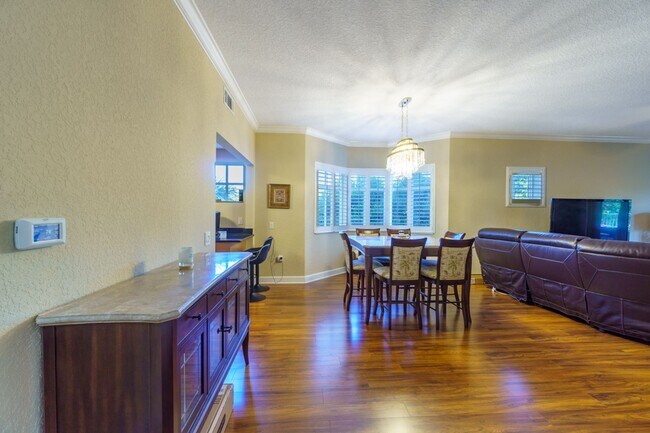 Building Photo - 3 BEDROOM TO 2 BATH SPACIOUS CONDO