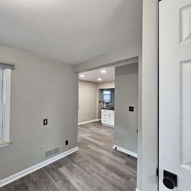 Building Photo - Charming 2-Bedroom Ranch in Royal Oak – Co...