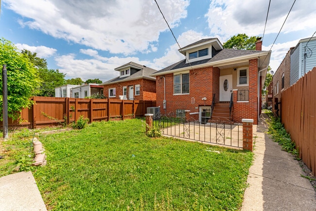 Building Photo - 2234 Gunderson Ave