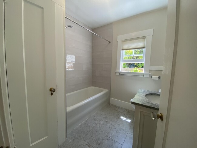 Building Photo - 1401 Bellevue Ave