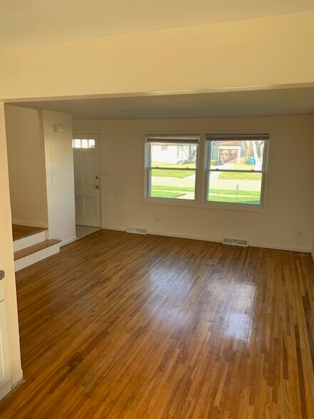 Building Photo - 116 Sudbury Ln