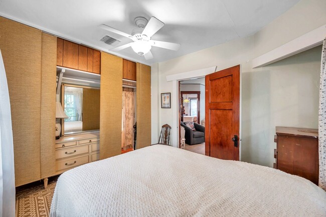 Building Photo - Charming Fully Furnished Gulfport Bungalow |