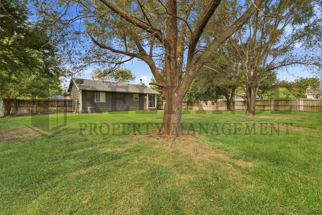 Building Photo - 2770 N Parkridge Ct