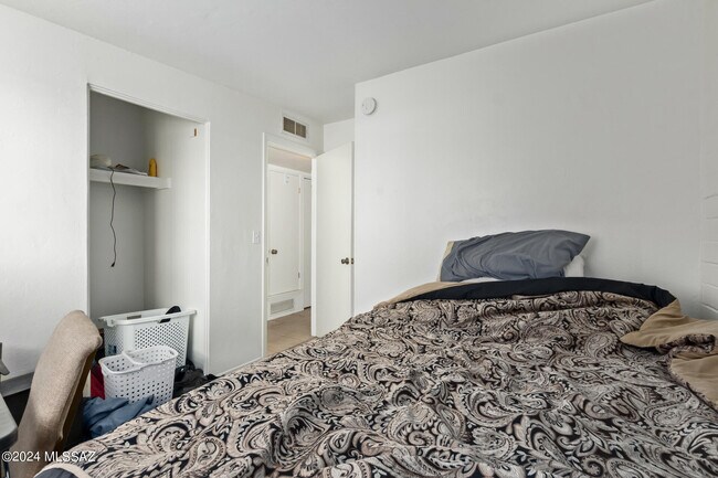 Building Photo - 7455 E Desert Spring Dr