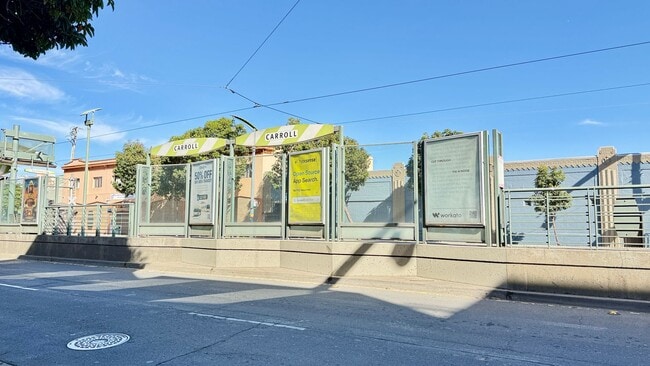 Building Photo - 1BR + Den / 1BA with Private Patio + Parking!