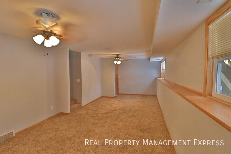 Building Photo - Spacious 3 Bedroom Duplex on the East Side...