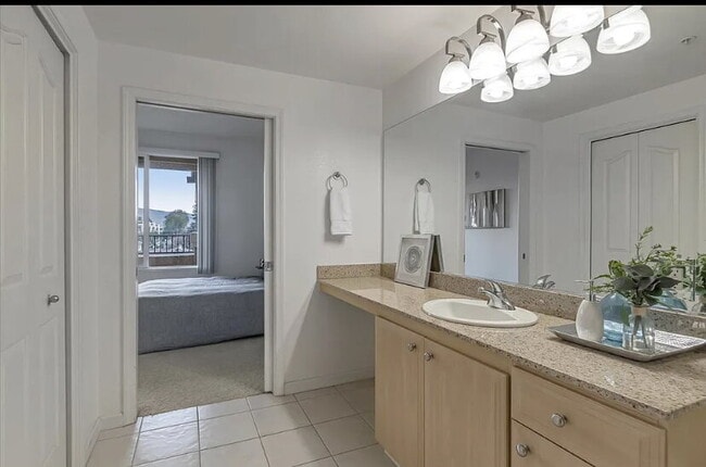 Building Photo - 1-bedroom, 1-bathroom top-floor corner unit condo offers comfort & convenience.