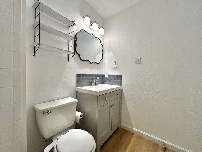 Building Photo - 3/BR 2/BA Bath Home with Fully Equipped Ki...