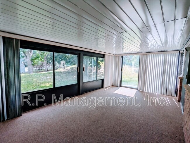 Building Photo - 4118 Sylvia Ln S