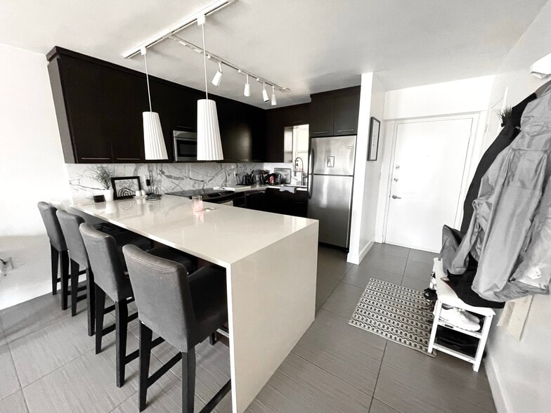 Building Photo - 600 NE 25th St