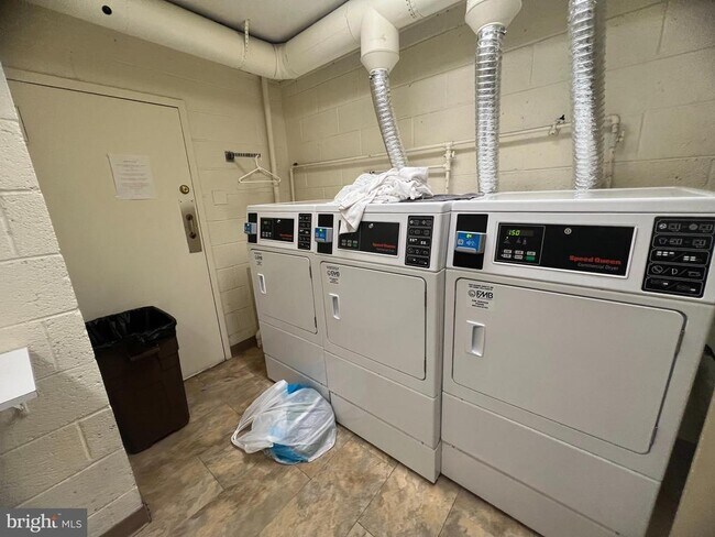 Building Photo - 100 West Ave