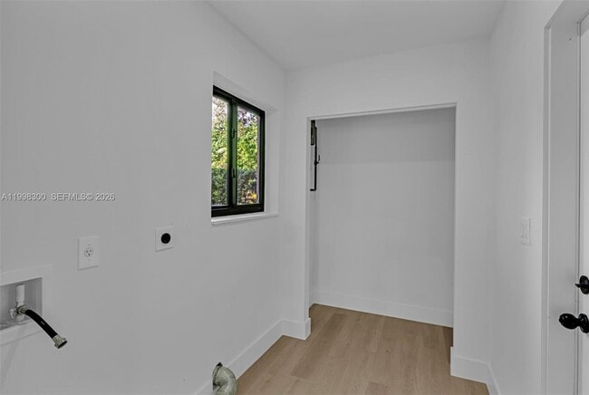 Building Photo - 1595 NE 143rd St