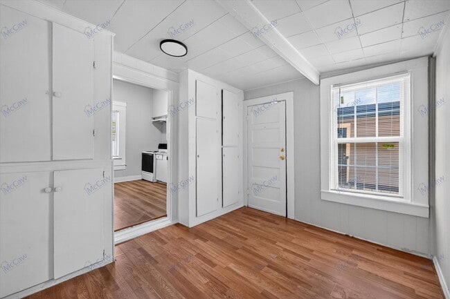Building Photo - 419 N Grand Ave