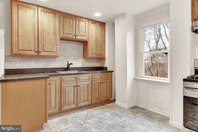 Building Photo - 3 bedroom in CD East Schools