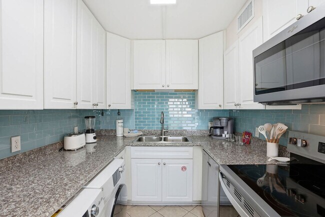 Building Photo - 8743 Thomas Dr