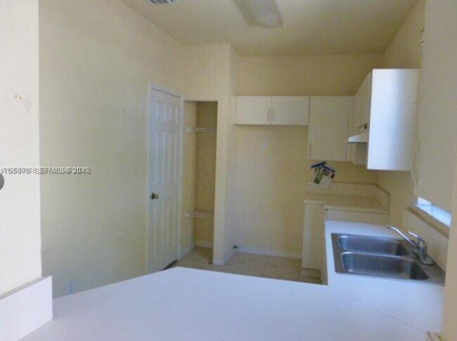 Building Photo - 641 E Mowry Ct
