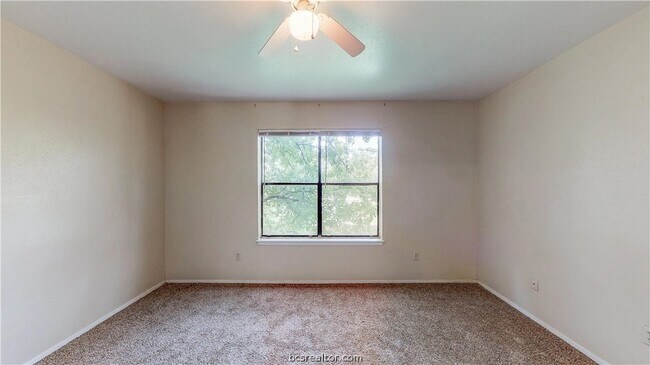 Building Photo - 303 Manuel Dr
