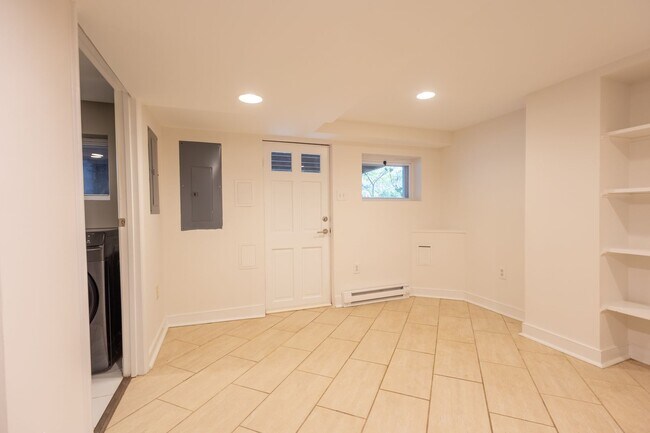 Building Photo - Beautiful 4 BR/3.5 BA Townhome in Cathedra...