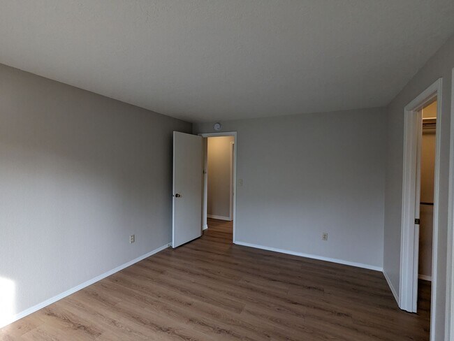Building Photo - Charming 3x2 on Cul-de-sac with a double-car garage and fenced backyard near Hollinshead Park in ...