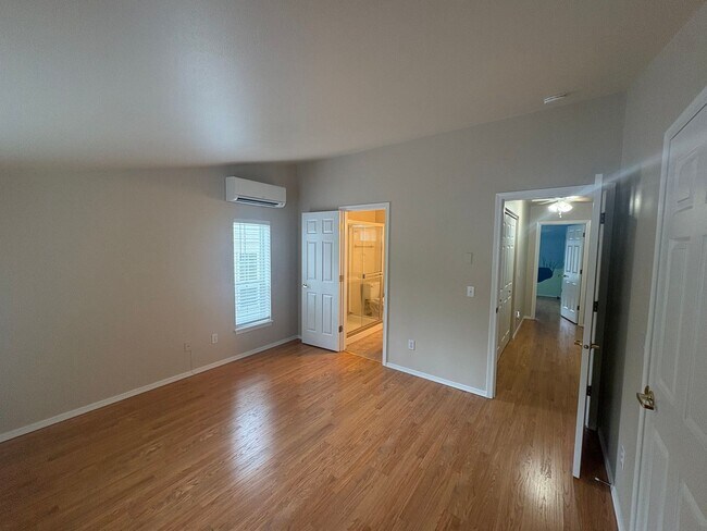 Building Photo - Bright, Spacious Townhome with Stylish Upgrades in Pinehurst/Roosevelt