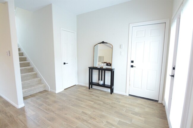 Building Photo - 2201 Naomi St