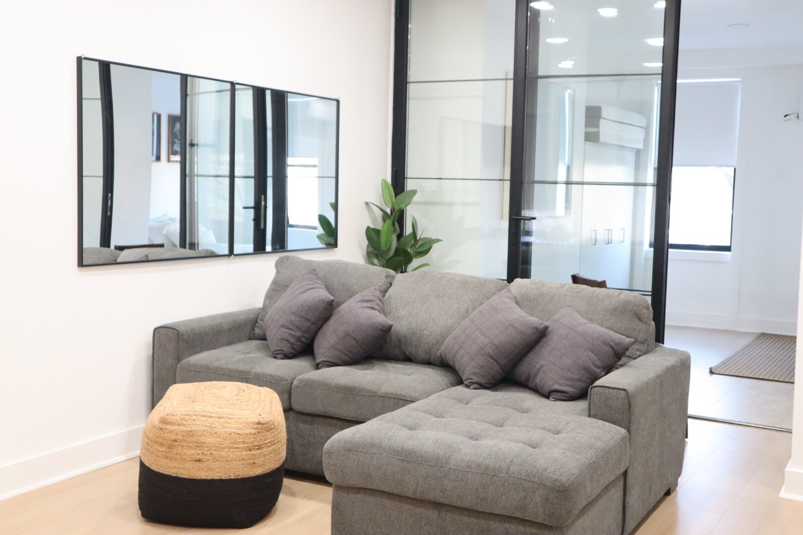 living/dining - furnished - 411 E Girard Ave