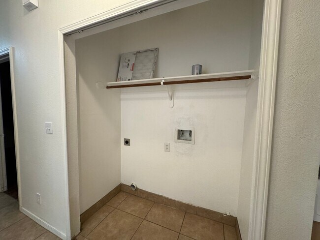 Building Photo - 2834
