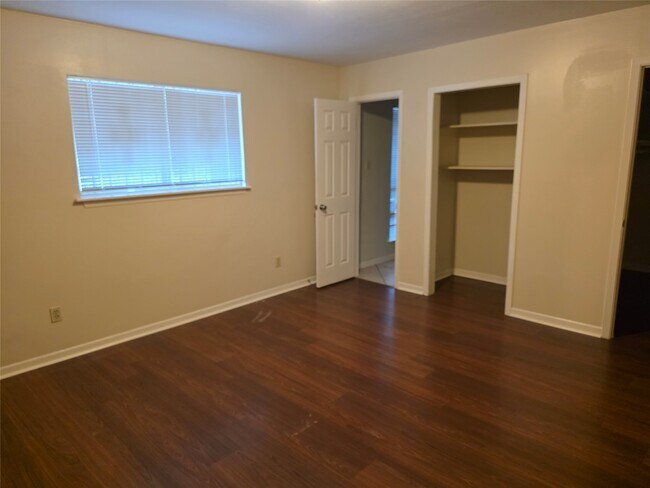 Building Photo - 4601 Reveille St