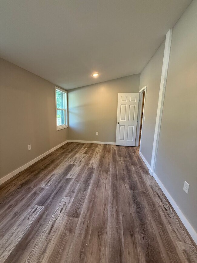 Building Photo - Beautiful 3 Bedroom, 2 Bathroom Quadplex N...