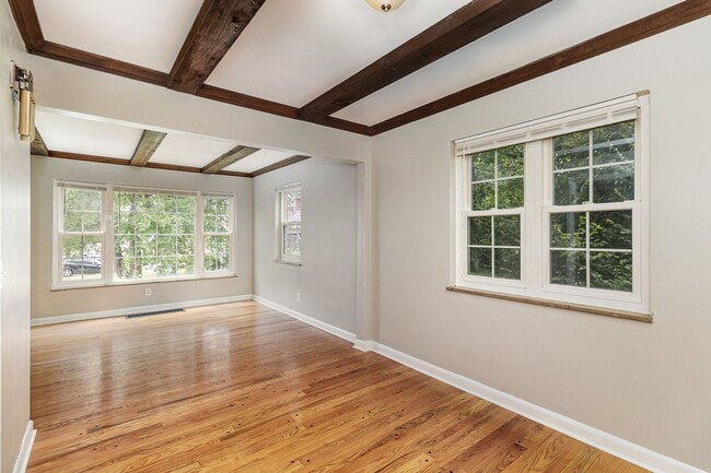 Building Photo - Stunningly Renovated 4 Bedroom 1 Bathroom ...