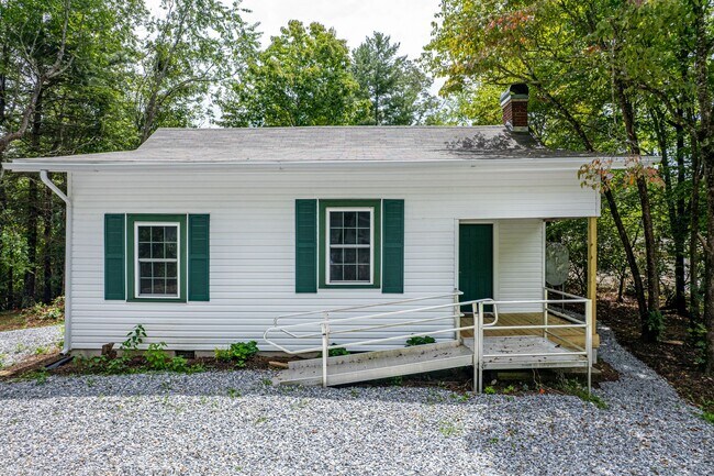 Building Photo - Convenient to Brevard & Hendersonville