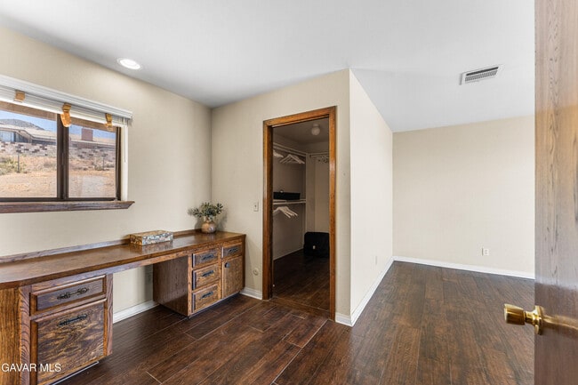 Building Photo - 1055 Lakeview Dr