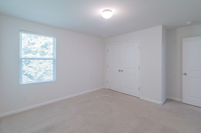 Building Photo - Freshly Renovated 4-Bedroom Home with Mode...