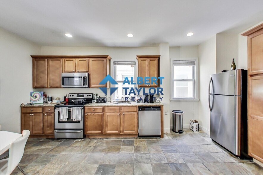 Building Photo - 47 Hillside St