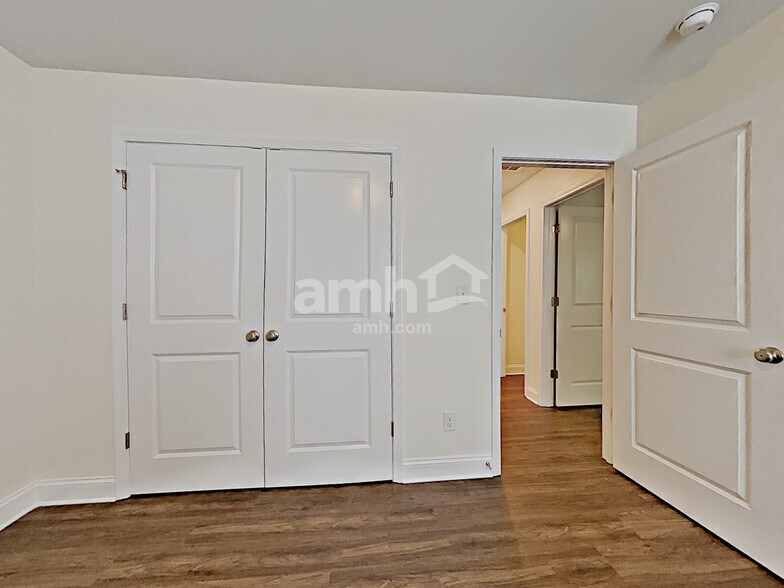 Building Photo - 143 Willowbrook Dr