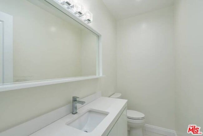 Building Photo - 10634 Wellworth Ave