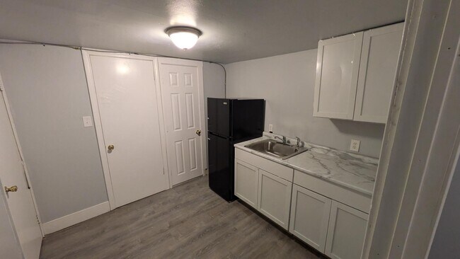 Primary Photo - 400 E 9th St