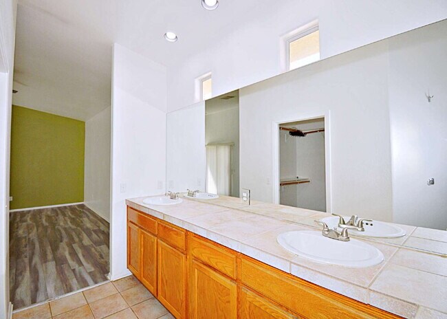 Building Photo - 5/3 Stunner in Cathedral City