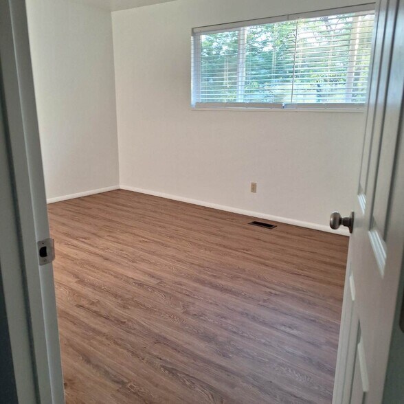 Building Photo - 1073 N 185 W