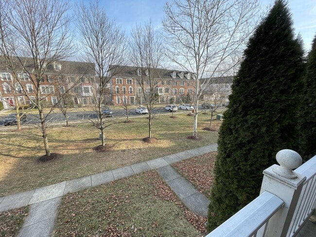 Building Photo - Stunning Light-Filled 3 Bed 2/2 Bath Townhome In Sought After Brambleton
