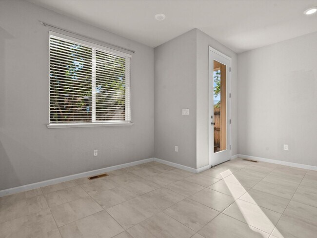 Building Photo - Move in Ready in the Heart of Reno