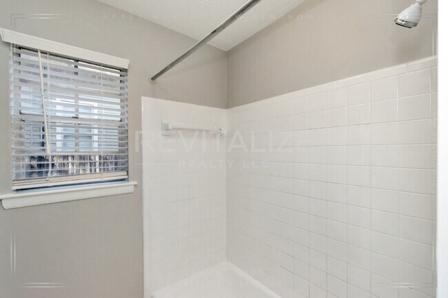 Building Photo - Charming 2/1.5 Apartment in Midtown!