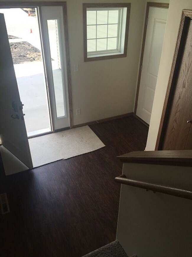 Building Photo - 932 Eaglewood Ave
