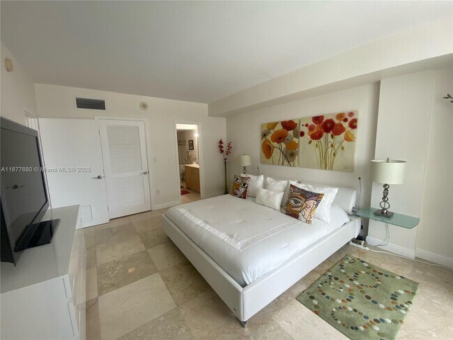 Building Photo - 10275 Collins Ave