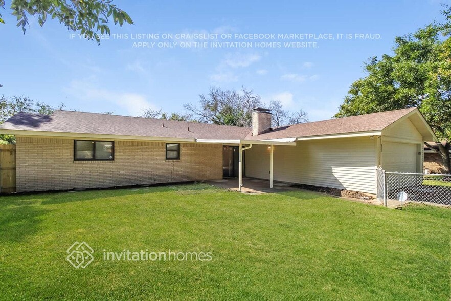 Building Photo - 805 Poinsettia Dr