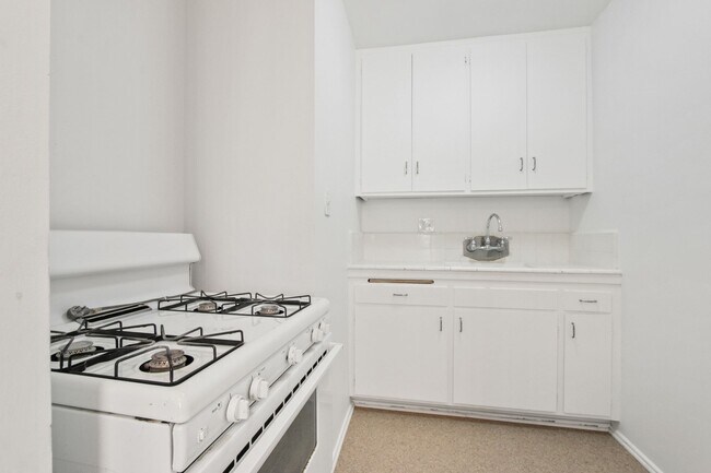 Building Photo - 10910 Santa Monica Blvd - Prime Westwood location!