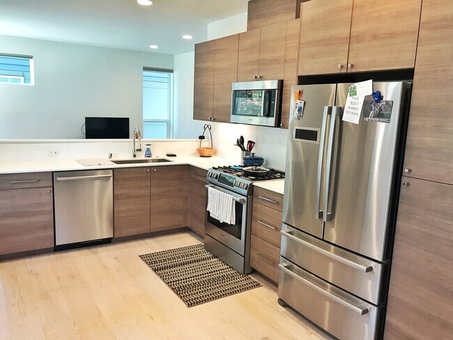 Building Photo - Gorgeous, Airy Townhome on Treelined Stree...