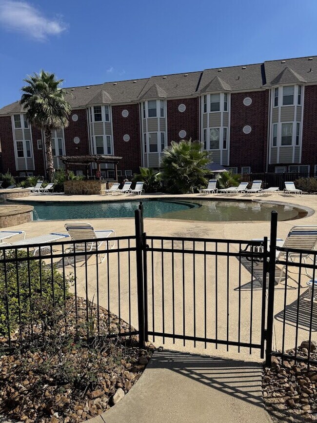 Building Photo - 4 Bedroom 4.5 Bath and 4 parking spaces