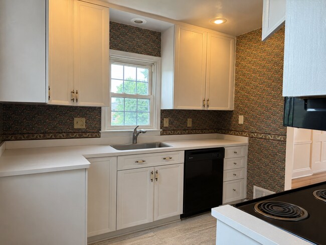 Building Photo - Beautiful 3 Bedroom 1 bathroom Cape Cod with Bonus Room!