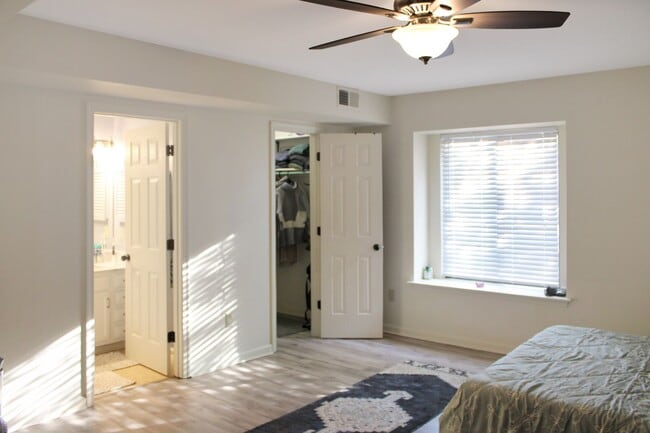 Building Photo - Contemporary duplex with first floor primary